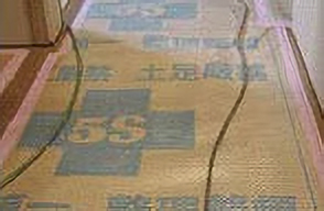 フローリングと養生紙の固定にNo.395Nを使用している様子。低粘着で素材を傷めにくい施工例