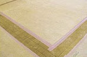 反発の強いベニヤ面の養生固定にNo.395Nを使用している施工例