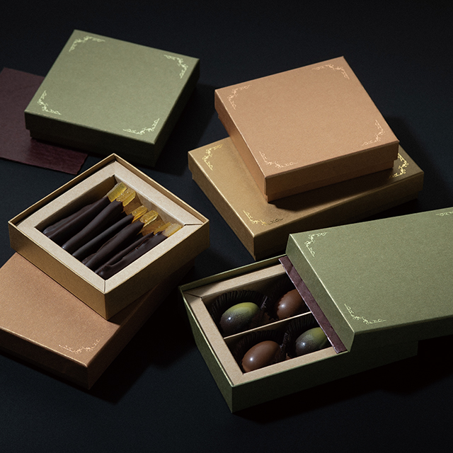 上品なゴールドカラーに箔押しのアクセントのボックス