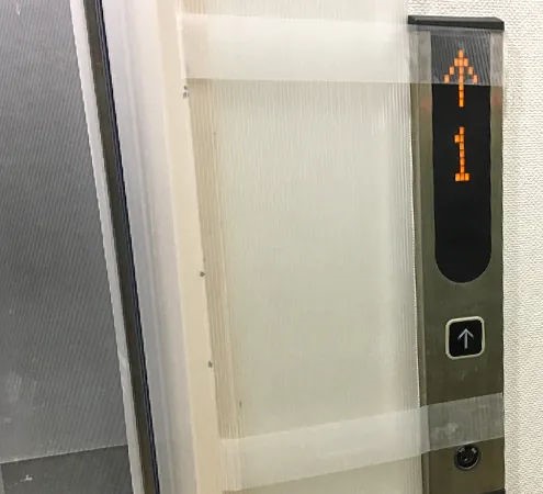 透明タイプのY-09-CLを人通りの多い場所の養生に使用している様子。美観を損ねない施工例