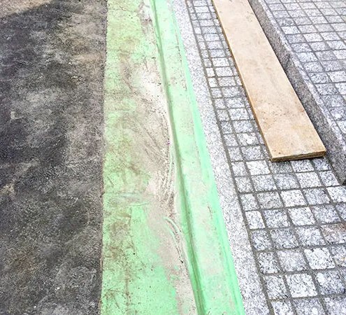 Y-09-GRをアスファルトの見切り養生に使用している様子。屋外施工例